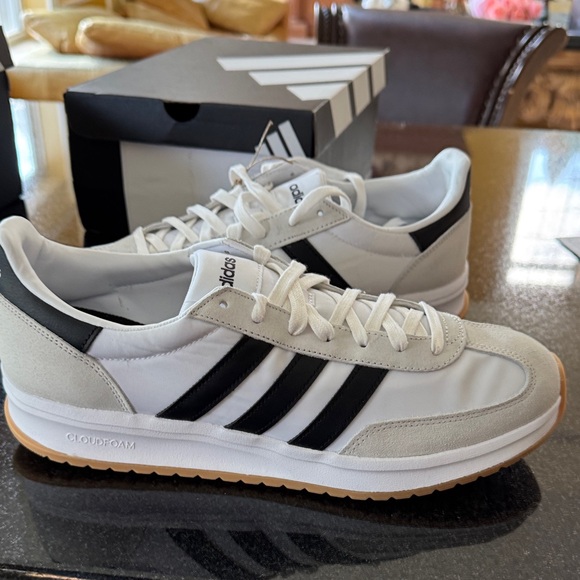 Adidas Cloudfoam White and Black Trainers - Picture 3 of 3